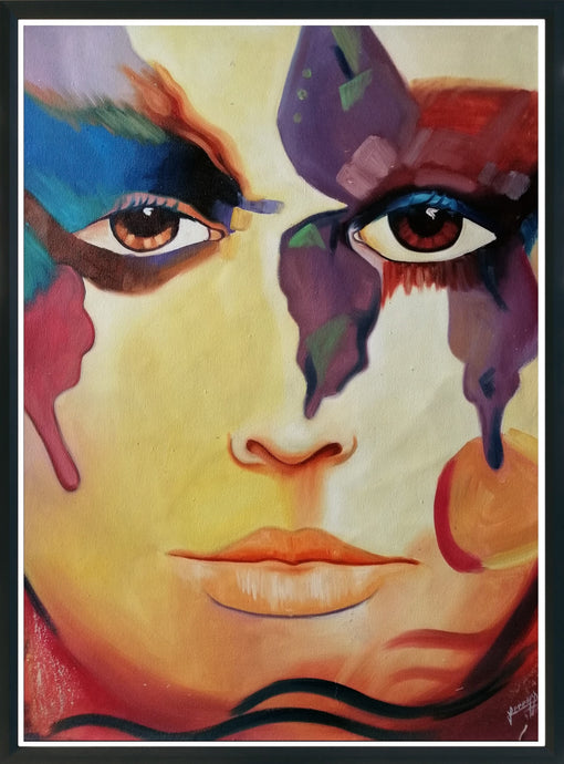 Pintura decorativa de mariposas en un rostro de una mujer.